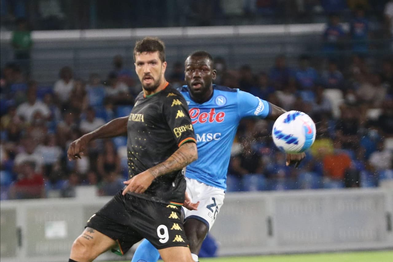 Napoli derrota 2-0 a Venecia en el Estadio Diego Armando Maradona y con 10 hombres tras la expulsión de Osmihen al minuto 23' del encuentro. Lorenzo Insigne convirtió un penalti en gol al minuto 62' y diez minutos después, Elif Elmas hizo el segundo al 72'. El mexiano Hirving Lozano entró 20 minutos antes del silbido final.
