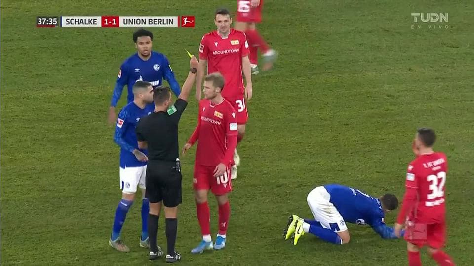 Tarjeta amarilla. El árbitro amonesta a Sebastian Andersson de 1. FC Union Berlin