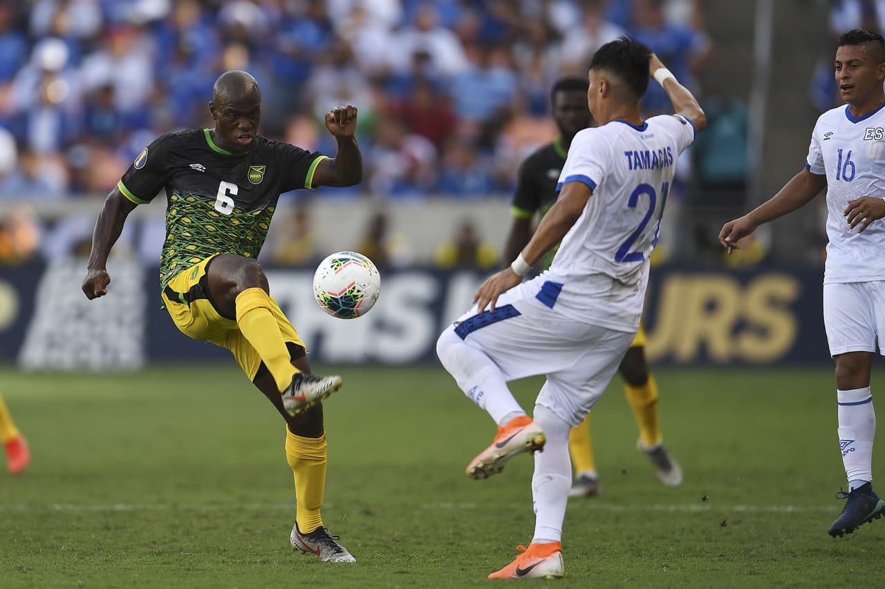 A pesar de la intensidad apreciada en el terreno de juego, ambas selecciones se mostraban carentes de ideas para generar acciones de gol.