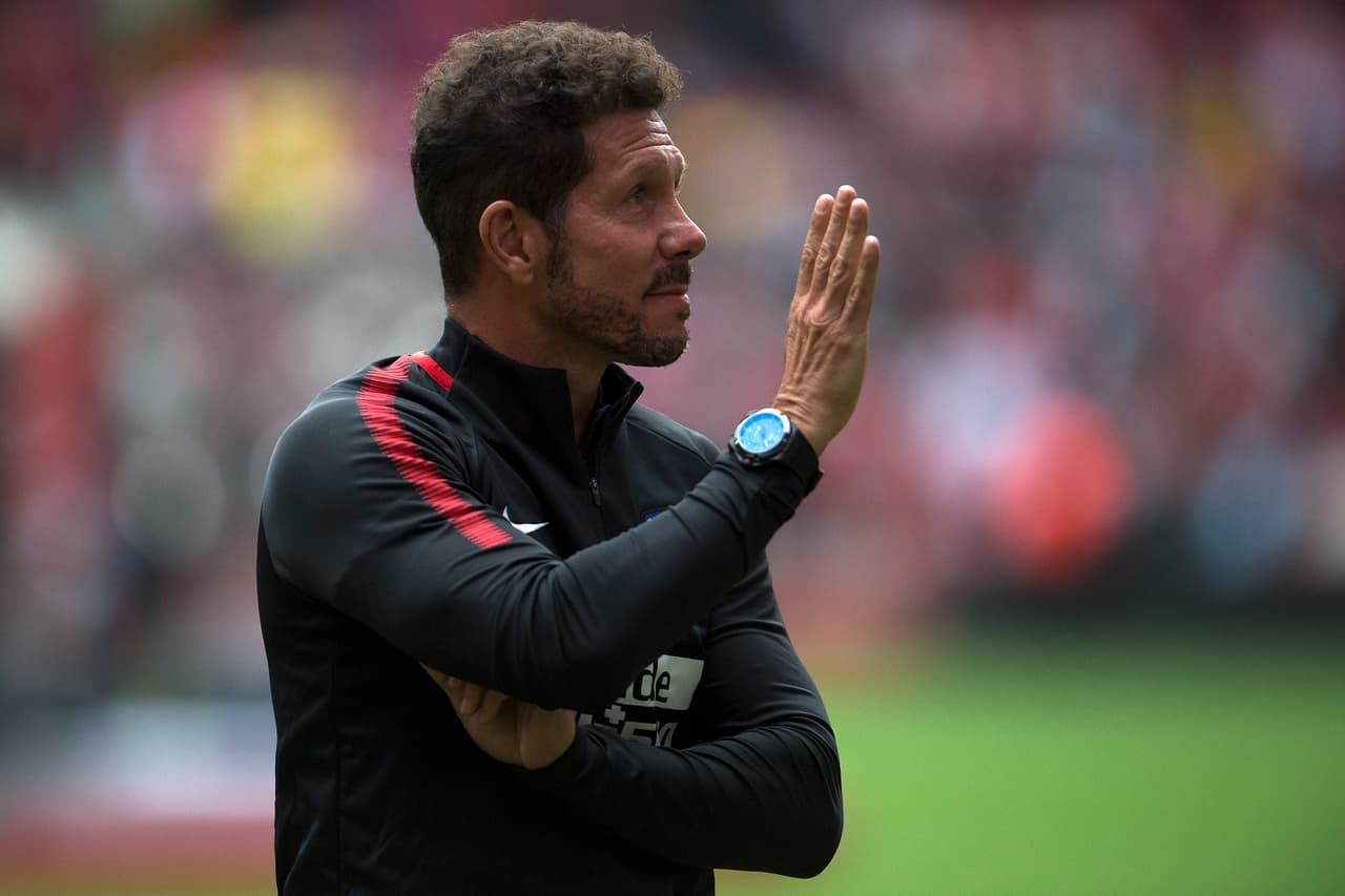 El 
<i>Cholo </i>Simeone saludaba al público que se hizo presente en el Nemesio Diez.