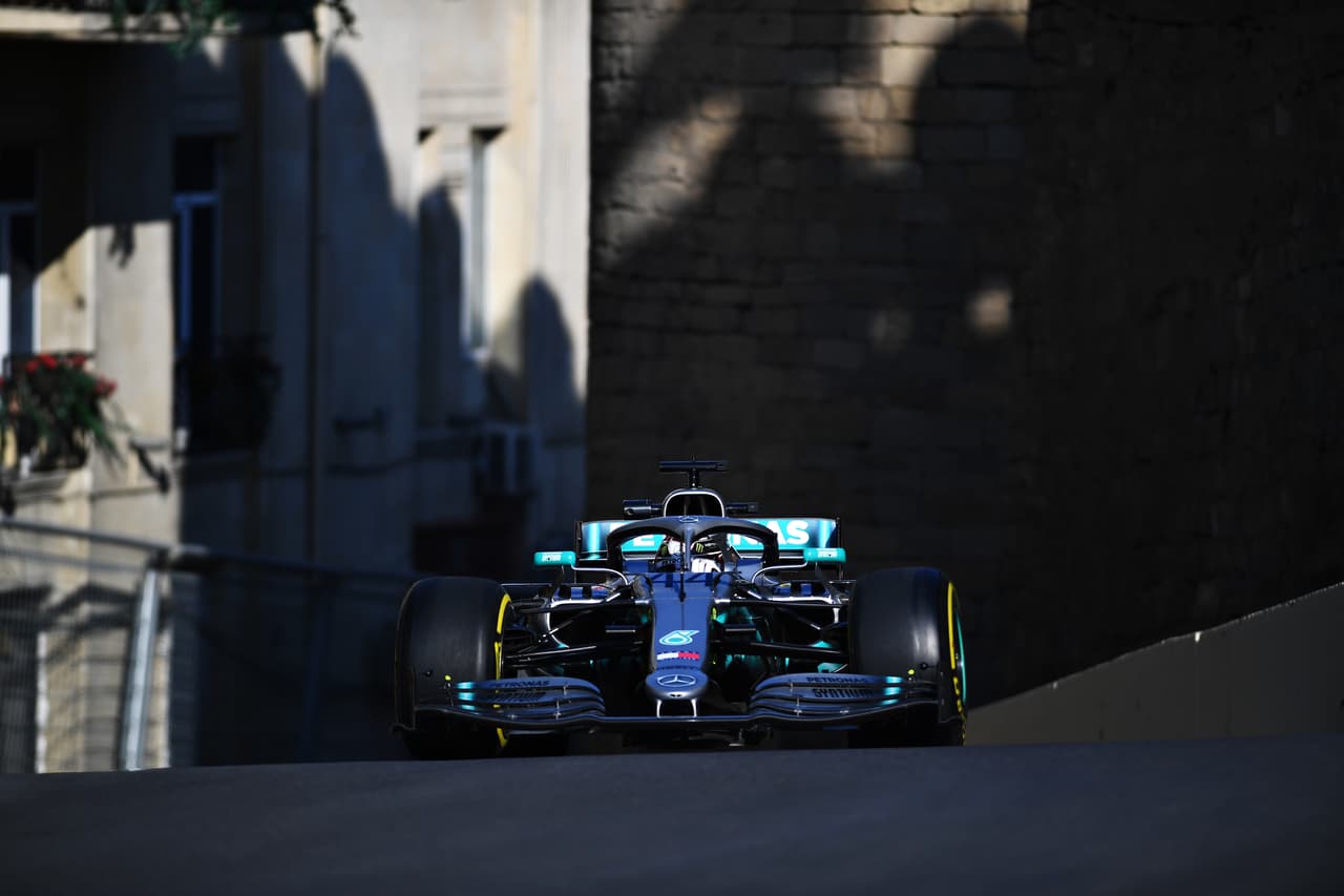 Charles Leclerc logró los mejores tiempos en las dos primeras sesiones libres en Azerbaiyán y en amboas estuvo seguido por su compañero de Ferrari Sebastian Vettel. Sergio 'Checo' Pérez no pasó del puesto 13 y la jornada contó con un incidente a 12 minutos de haber comenzado por una alcantarilla floja.