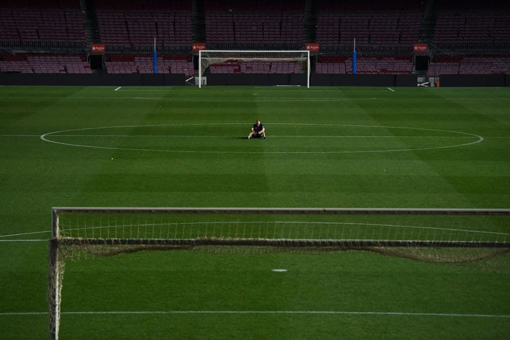 Algunos reportan que mientras estuvo allí sentado en el centro del campo, tocando ese mágico césped, Iniesta lloró desconsoladamente en medio de lo que signficaba ese momento: el adiós.