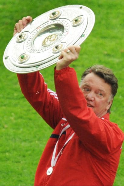 Al levantar el trofeo, Louis Van Gaal se convirtió en el primer holandés en ganar la Bundesliga.