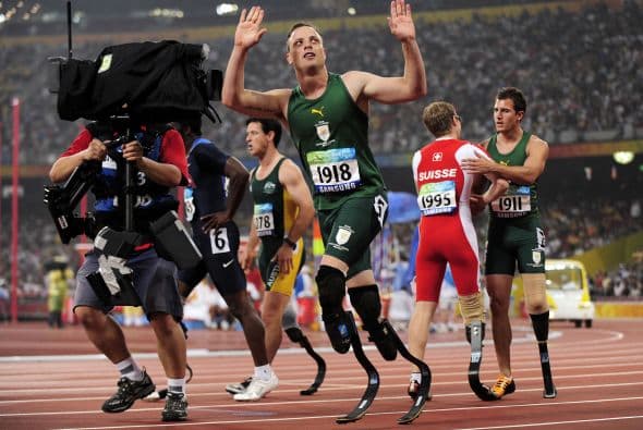 En su momento, la IAAF determinó que sus prótesis lo hacían inelegible para competencias. En su momento, esto derminó su ausencia de los juegos de Beijing.