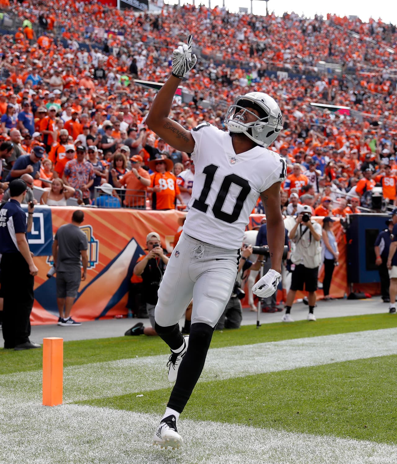 Sin embargo Oakland respondió muy rápido. Un pase de Derek Carr para Seth Roberts (10) de 20 yardas que terminó en la zona de anotación, alejaba de nuevo a Oakland 19-10.