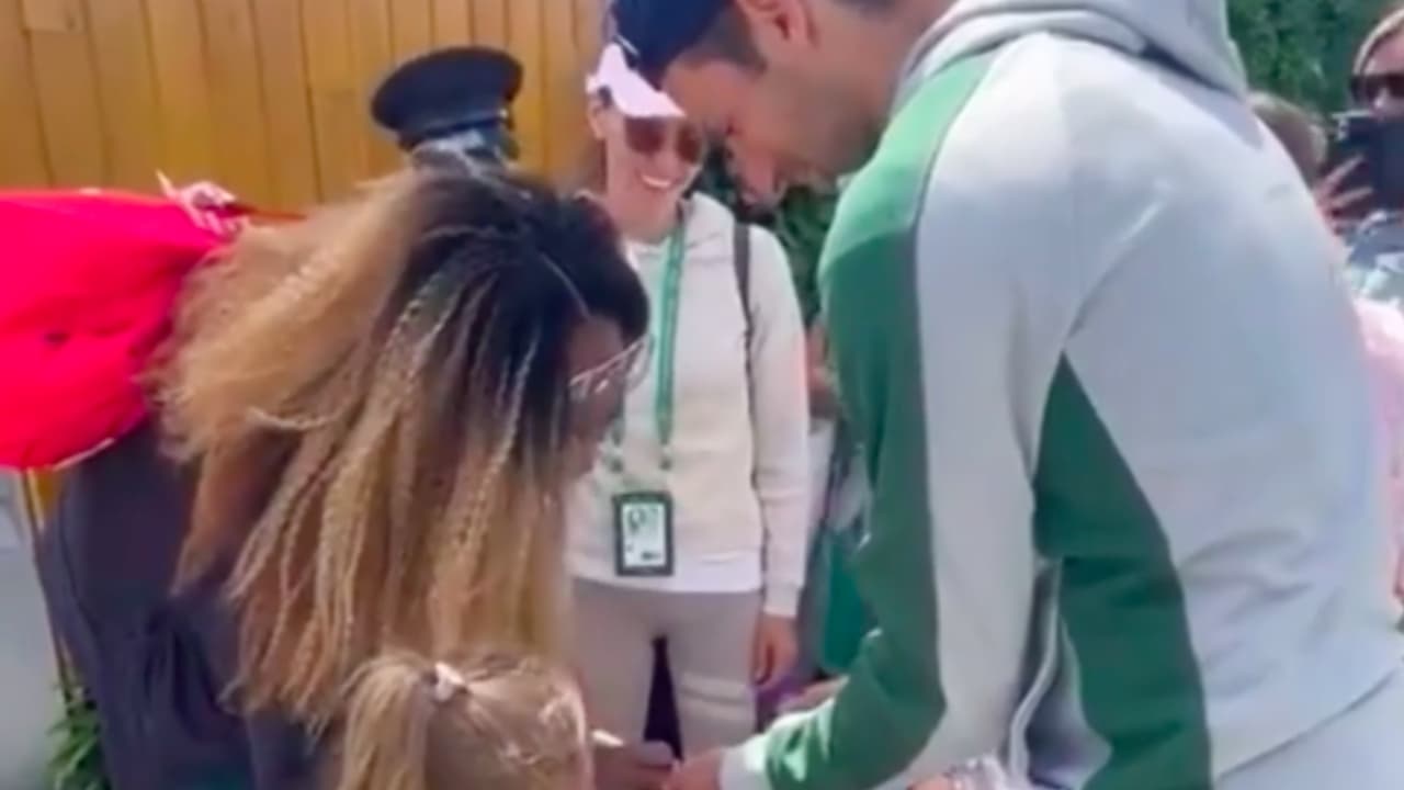 Djokovic y sus hijos piden autógrafo a Serena Williams