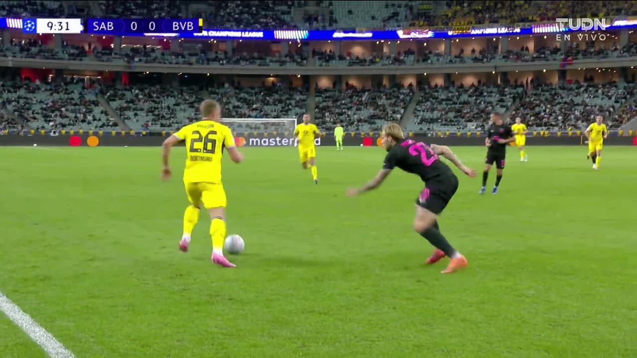 ¡GOL!  anota para Borussia Dortmund. Serhou Guirassy