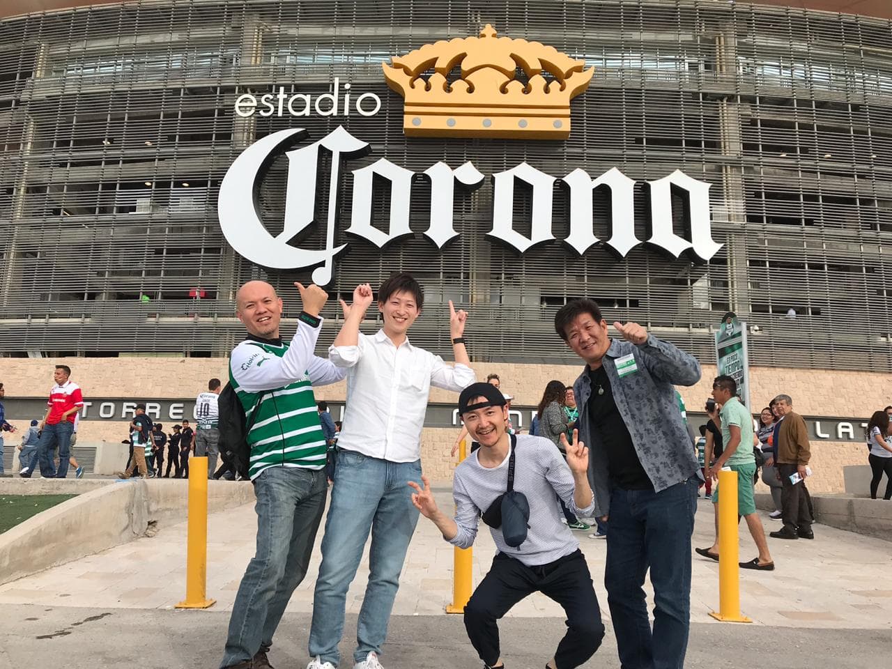 Los fanáticos se alistan en el Estadio Corona para vivir el duelo entre Santos y Toluca por la 
<a href="https://www.univision.com/deportes/futbol/liga-mx/*">Liga MX</a>.