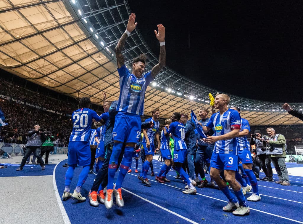 El Hertha Berlín ganó por tercera vez consecutiva como local, 2-0 al Bayern Múnich y lo igualó con 13 puntos en el primer lugar de la Bundesliga.