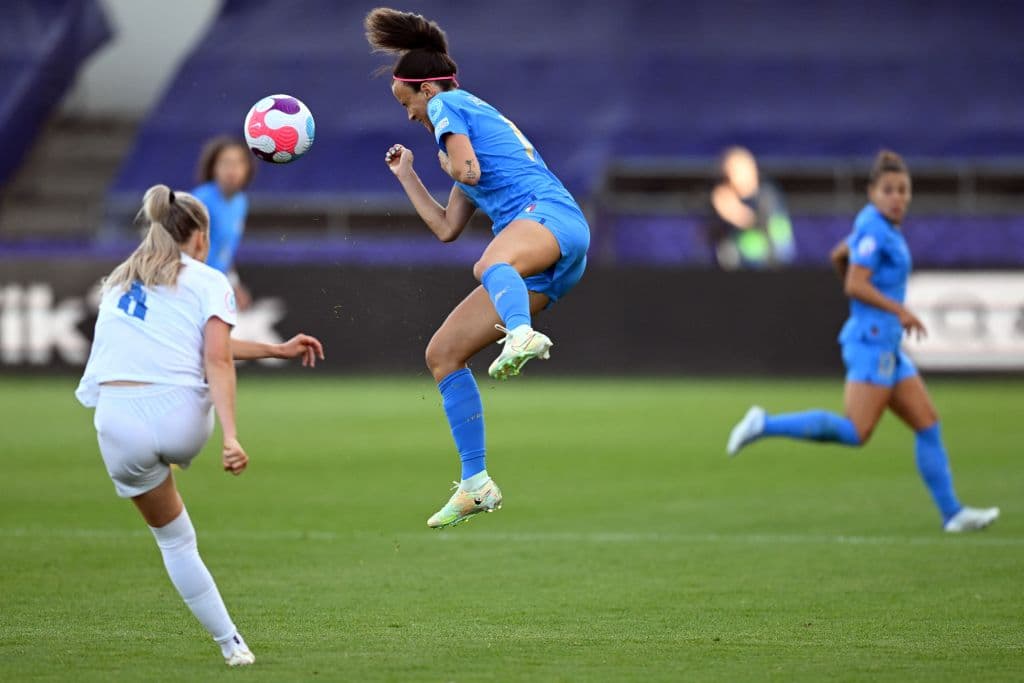 Italia, que estuvo durante casi 60 minutos eliminada de la Eurocopa, se agarró a la esperanza de pasar a cuartos de final con un empate a uno ante Islandia.