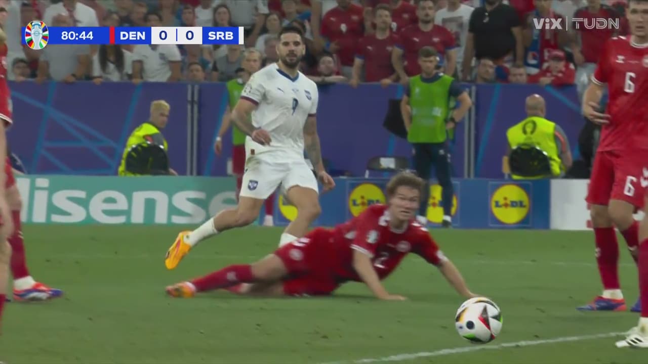 ¡Disparo en medio de piernas danesas! Mitrovic se pierde oportunidad