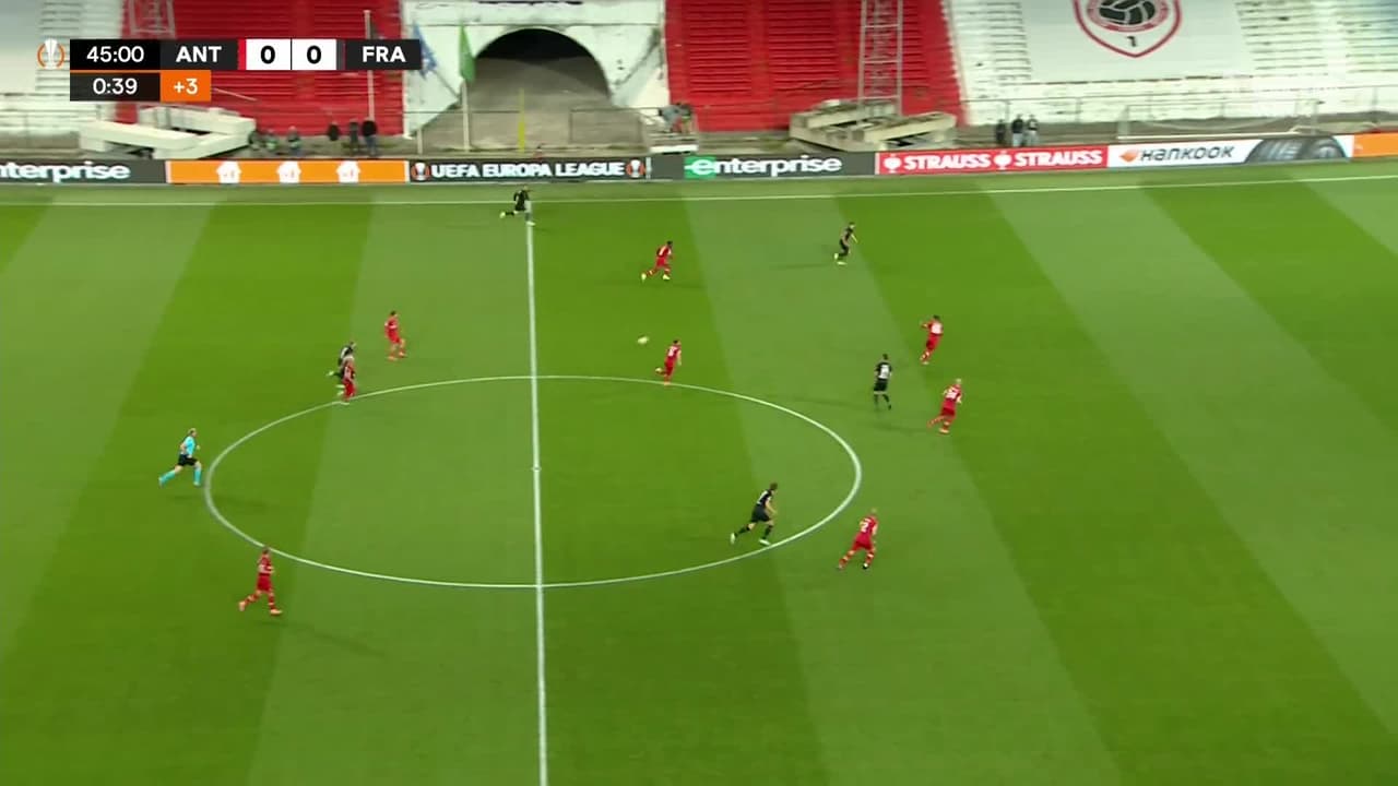 ¡TIRO ATAJADO! disparo por Johannes Eggestein.