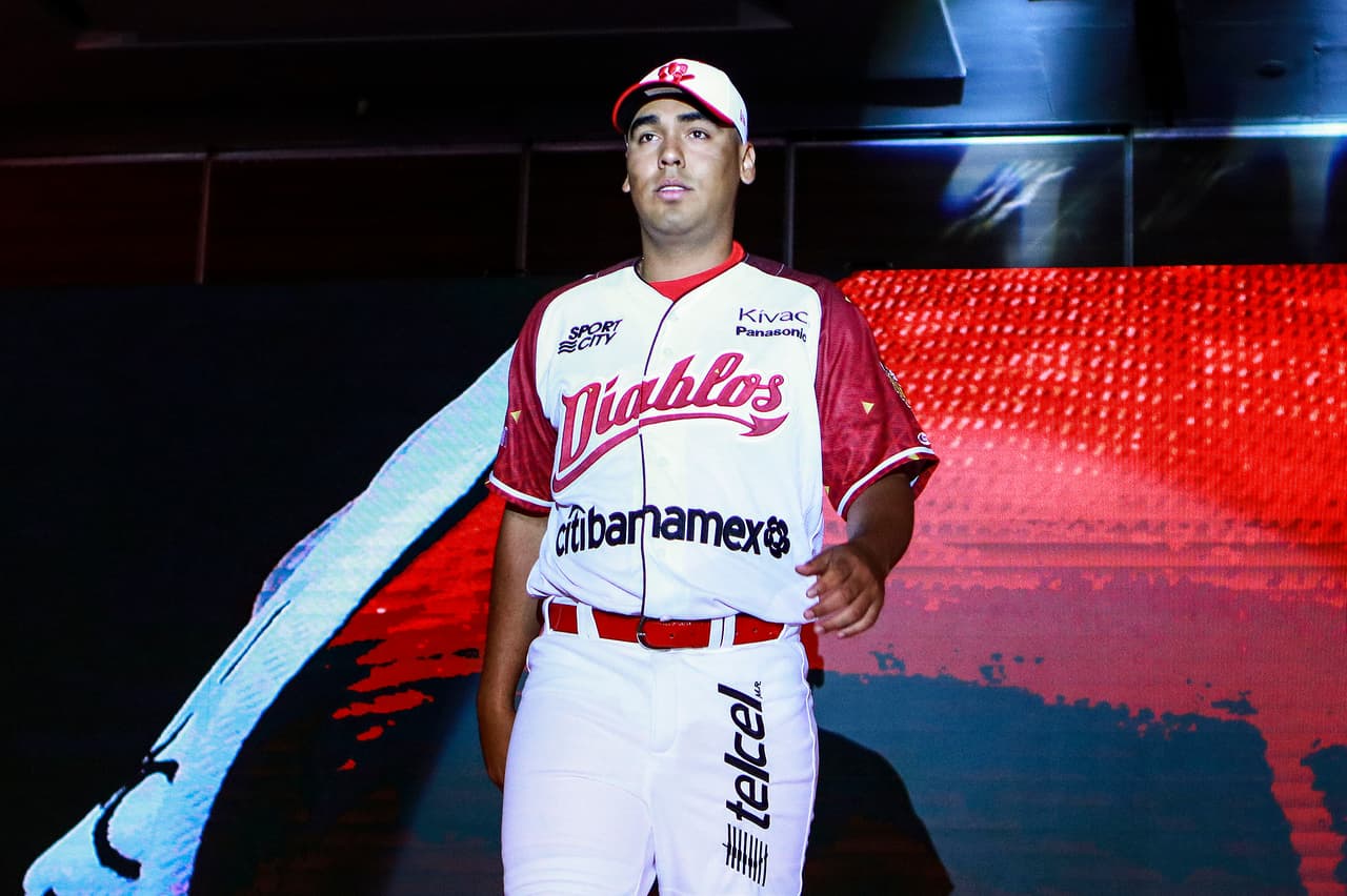 Este será el uniforme de casa y lo portó Carlos Antonio de León, con la leyenda Diablos en rojo.