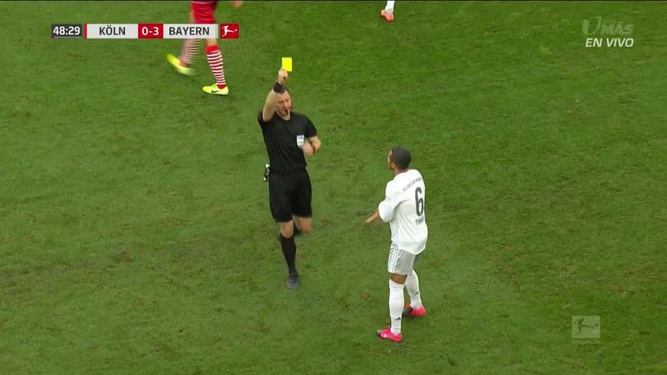 Tarjeta amarilla. El árbitro amonesta a Thiago de FC Bayern München
