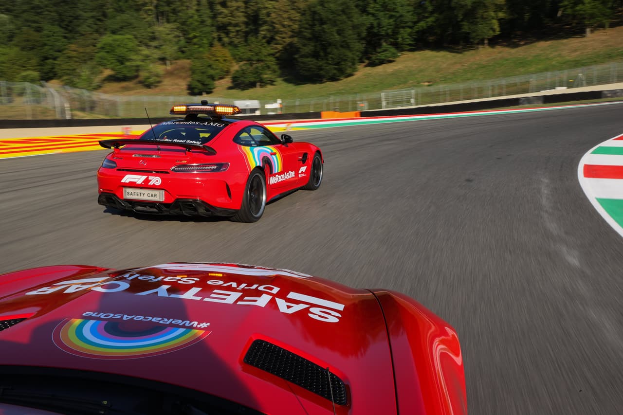 El carro de seguridad de Mercedes Benz se pinta de rojo en honor a las 1000 carreras de Ferrari para el Gran Premio de la Toscana que se correrá en el Circuito Mugello. Bernd Maylander es el piloto de este carro.