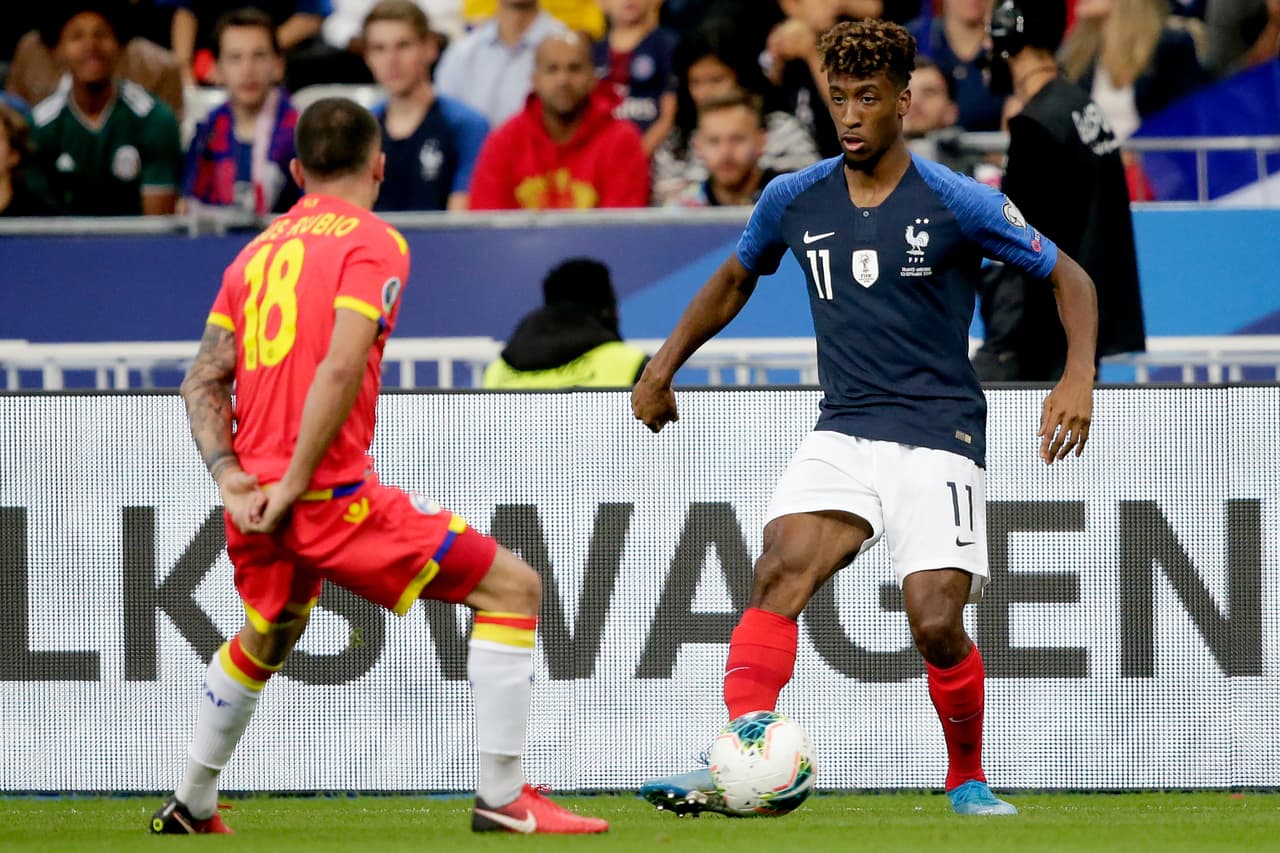 Coman encara con éxito para terminar una jugada con gol para Francia.