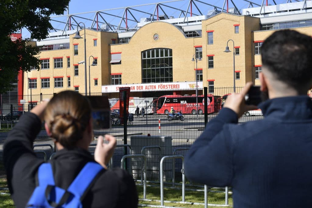 Algunos aficionados se acercaron para ver la llegada de los equipos.