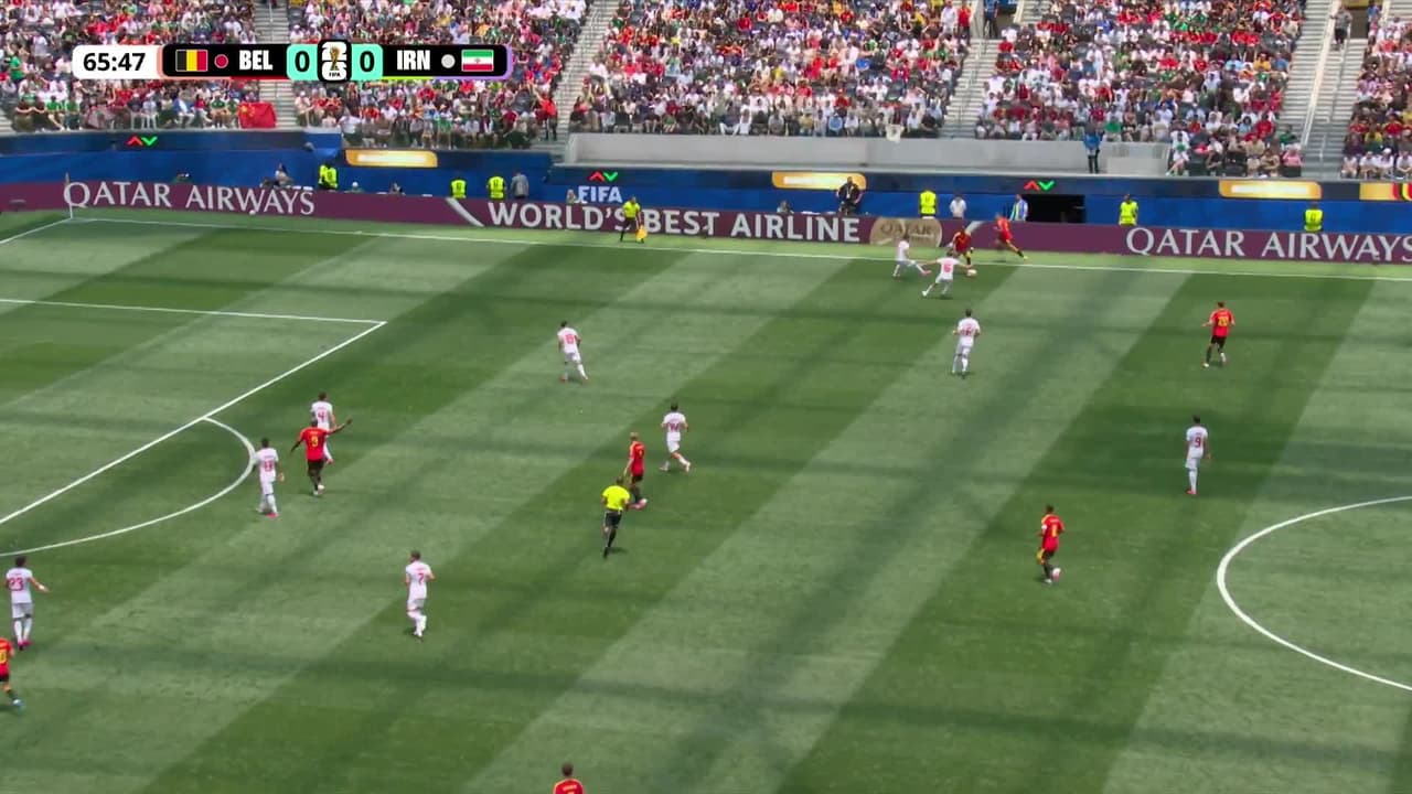 ¡Expulsión! El árbitro saca la roja directa a Nathan Ngoy.