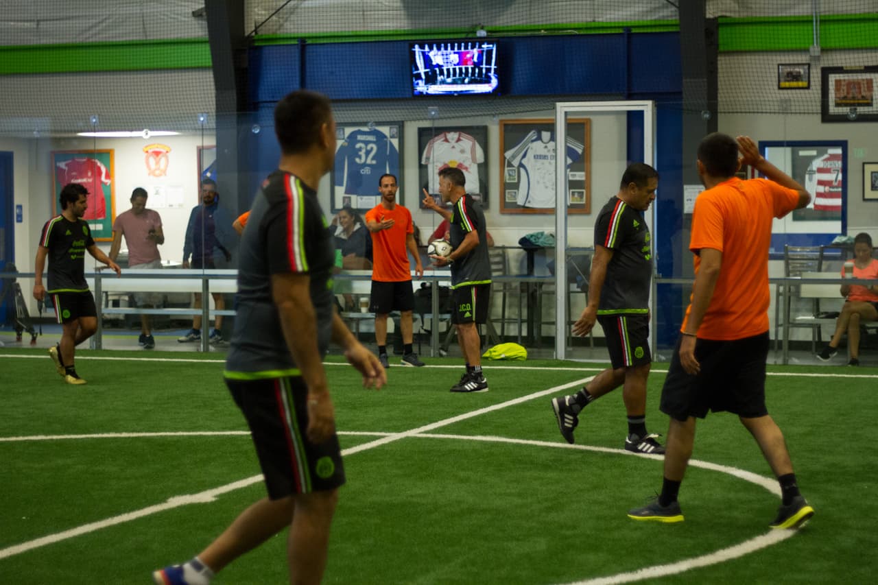 El cuerpo técnico del Tri, con un esquema táctico basado en rotaciones, tocó el balón a su antojo y venció 11-6 a los comentaristas de Univision y Televisa esta mañana en Boulder, Colorado, en un partido lleno de intensidad y camaradería.