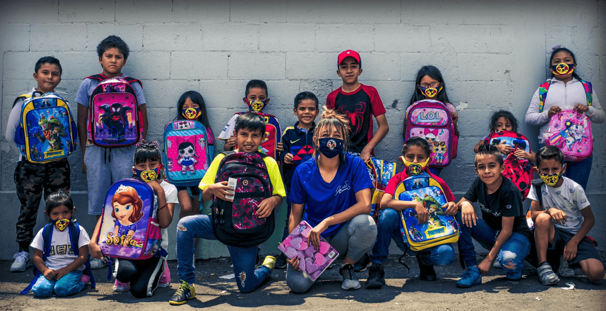 La americanista Jenae Gonzalez regaló útiles escolares