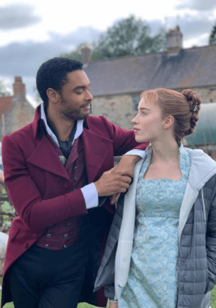 ‘Trabajamos muy duro para hacerlas sentir reales. Pasamos mucho tiempo en los brazos del otro antes de llegar al set’, manifestó Dynevor.