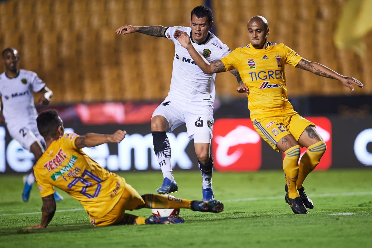 William Mendieta se escapaba a toda velocidad por lo que Francisco Meza se debe barrer para terminar el peligro hacia su arco.