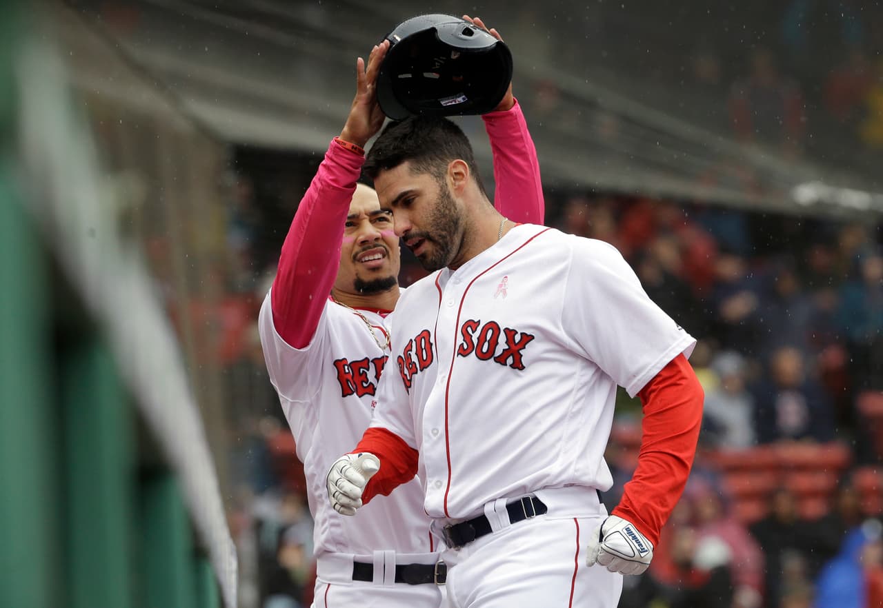 Mientras en la imagen Mookie Betts le retira el casco de la cabeza a JD Martínez, el designado de Boston conectó dos jonrones en este partido y empujó tres anotaciones. Suma siete palos de vuelta entera en la campaña y 24 producidas.