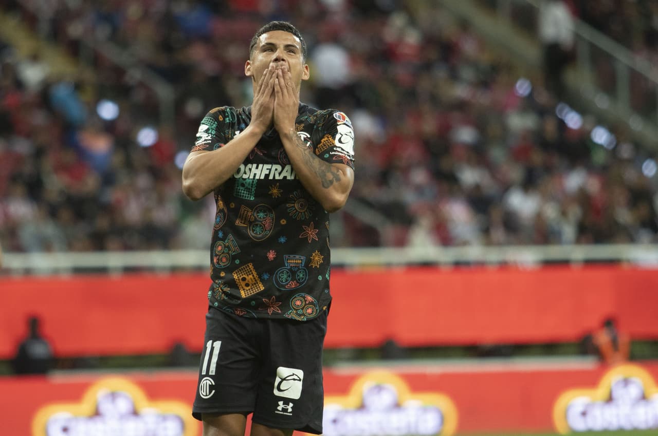 El jugador de Toluca, Maximiliano Araújo, se lamenta después de una ocasión perdida frente a Chivas.