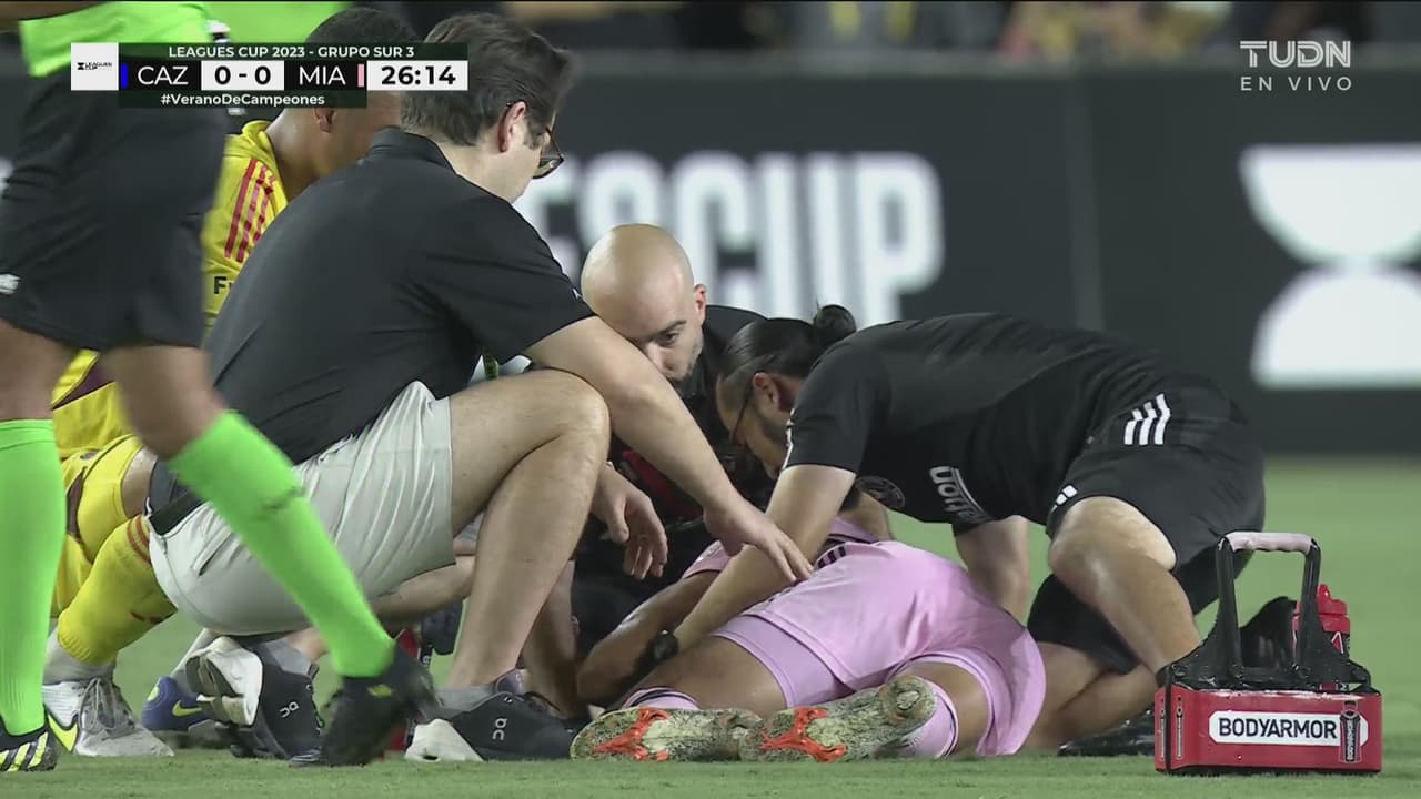 ¡Les cae la noche! Ian Fray se va del campo en camilla por una lesión