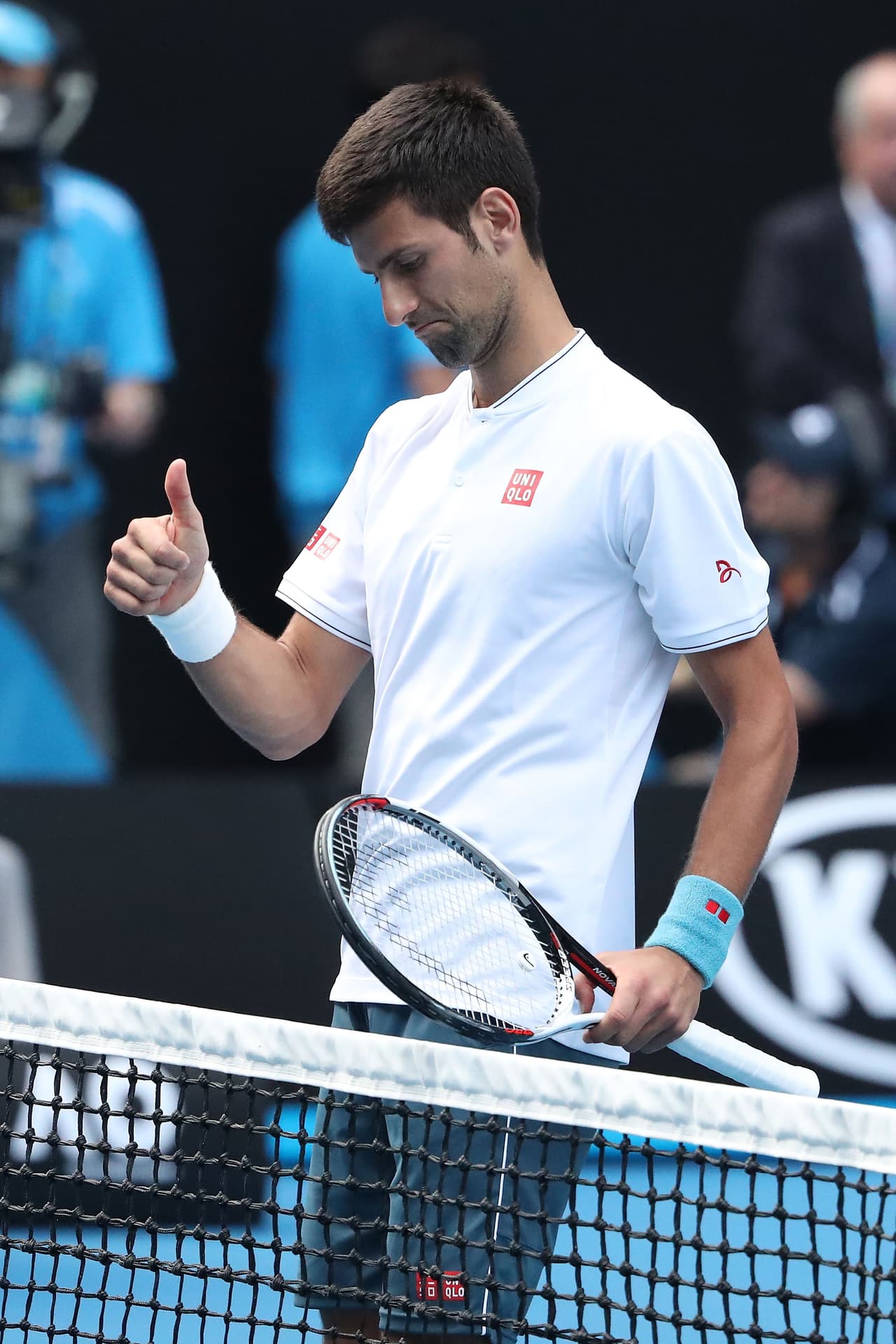 Un golpe en el pecho tras conectar su 15 saque directo (acabó el partido con 17) con el que cerró el desempate del cuarto set, retumbó y dejó K.O. a Djokovic. Llevaban cuatro horas de lucha y la cara del serbio reflejaba ya una sombra de duda, e incluso de desesperación. Al final, tuvo que reconocer su derrota.