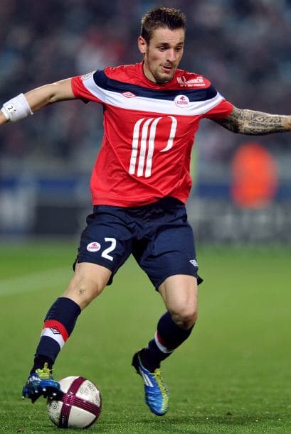 Mathieu Debuchy: Volante que puede jugar por el centro o la banda derecha, Debuchy ha jugado toda su carrera con el Lille y desde el 2011 ha sido parte de la escuadra de Francia.