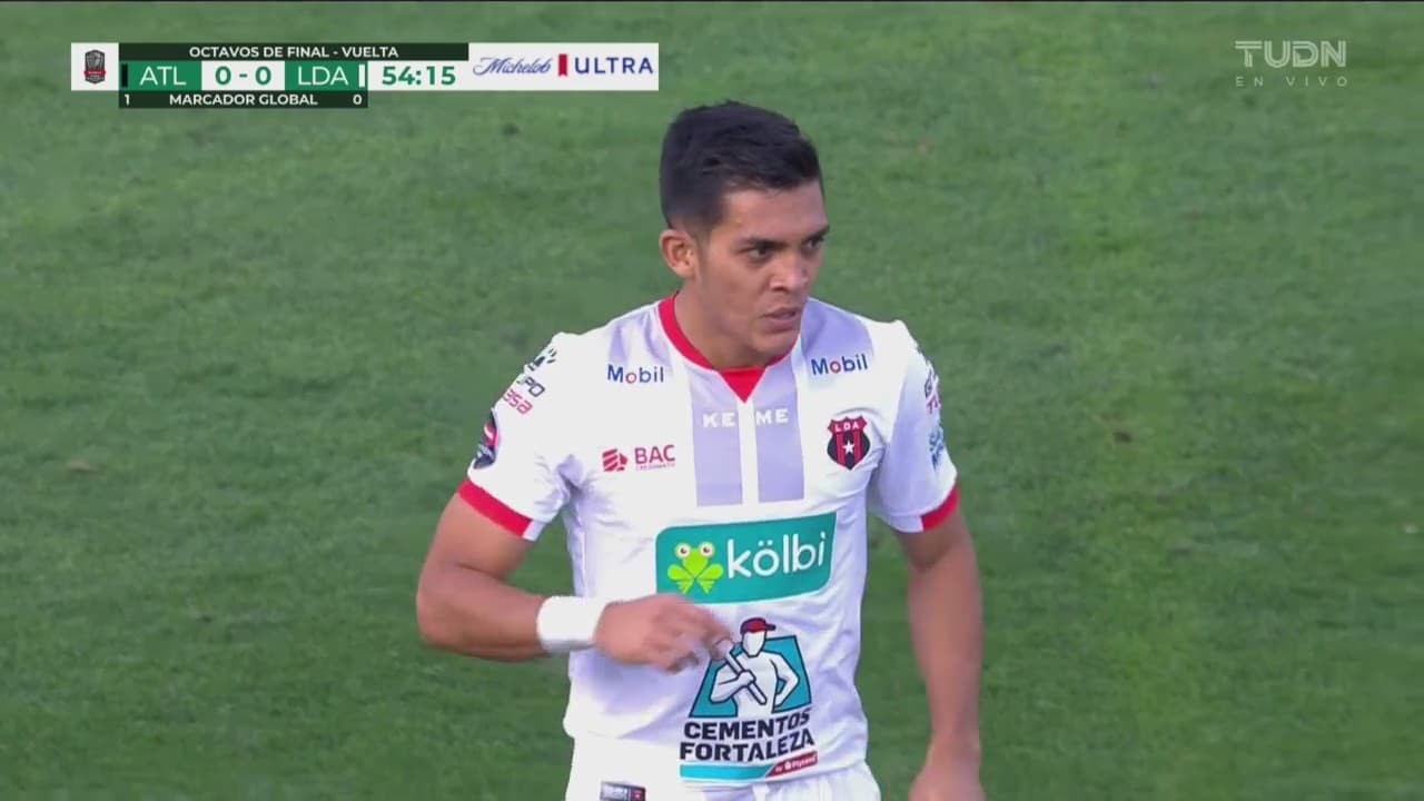 ¡Responde Alajuelense! Adrián Martínez raspa la red por fuera