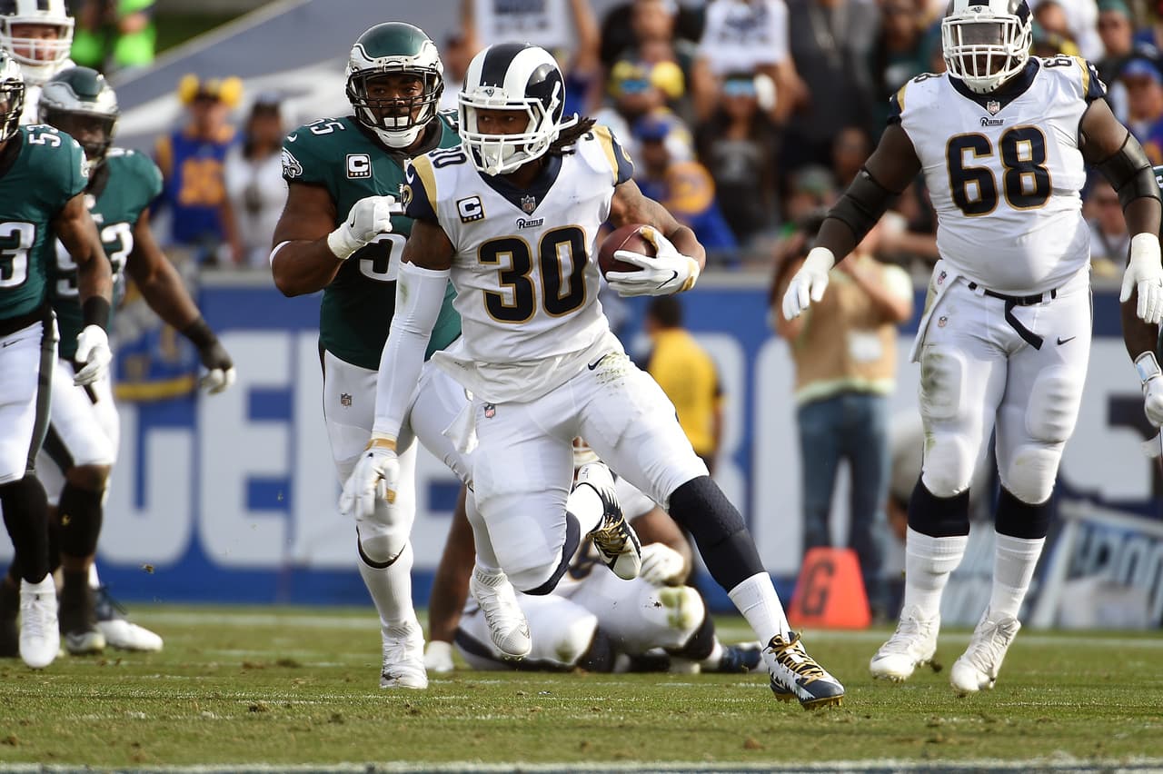 Todd Gurley fue el mejor jugador de los Rams. Por tierra tuvo 13 acarreos para 96 yardas y par de anotaciones además de sumar 39 yardas en 3 recepciones.