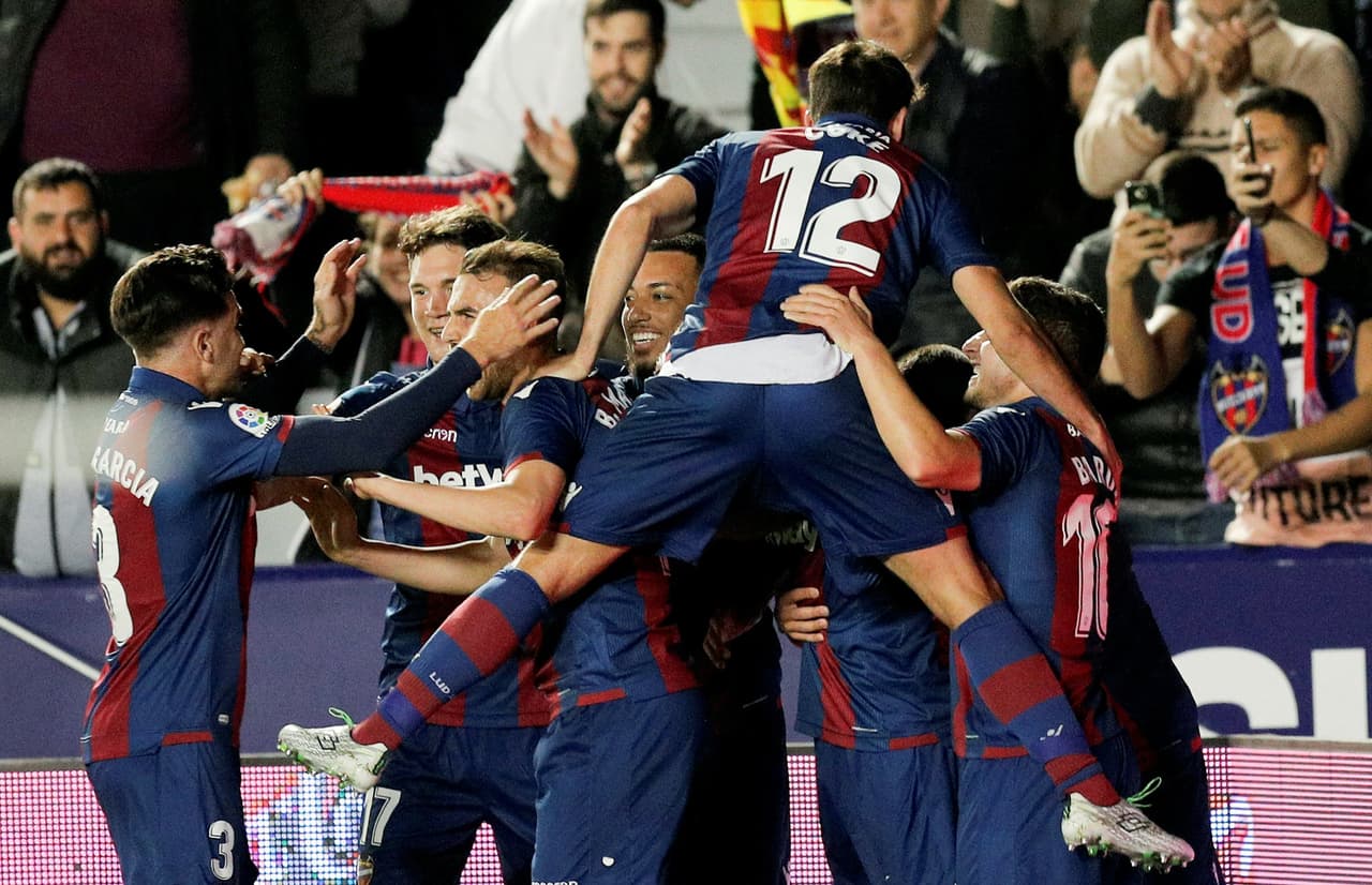 Los jugadores del Levante celebran el gol marcado en propia puerta por el delantero del Betis, Loren Morón, esto a los 32 minutos de partido.