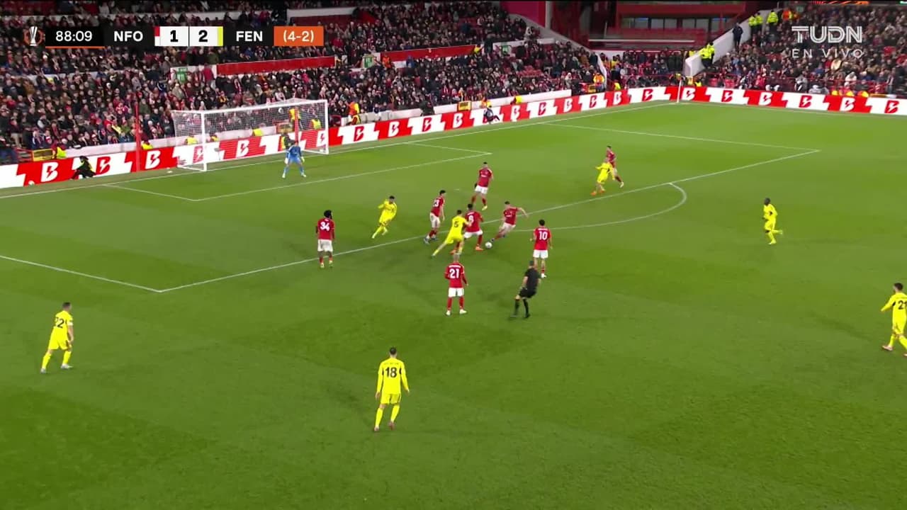 ¡TIRO ATAJADO! disparo por Omari Hutchinson.