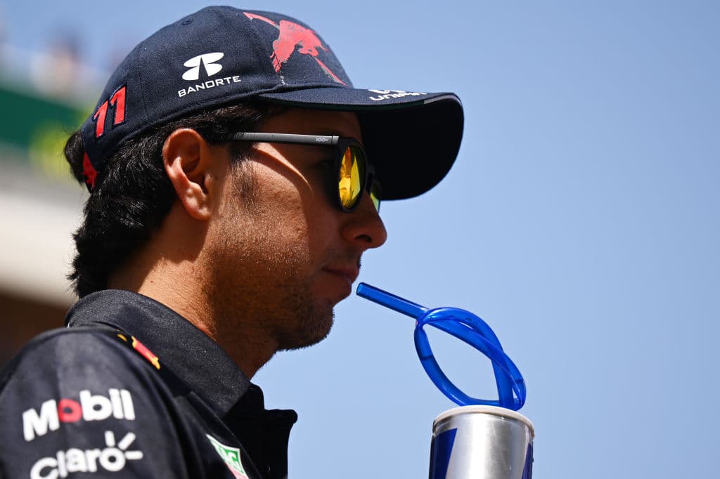 Checo tras ceder el liderato a Verstappen: "Tenemos que hablar"