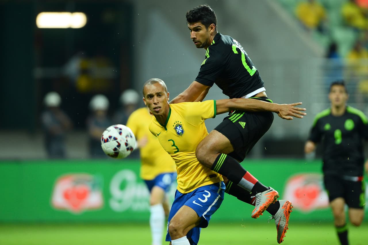 Eduardo Herrera: El atacante de México no tuvo opciones de gol en el tiempo que estuvo dentro de la cancha, el delantero se botó de su zona para buscar el balón y ponerse de frente al arco de Brasil para disparar pero no tuvo suerte en sus intentos. Calificación: 6.