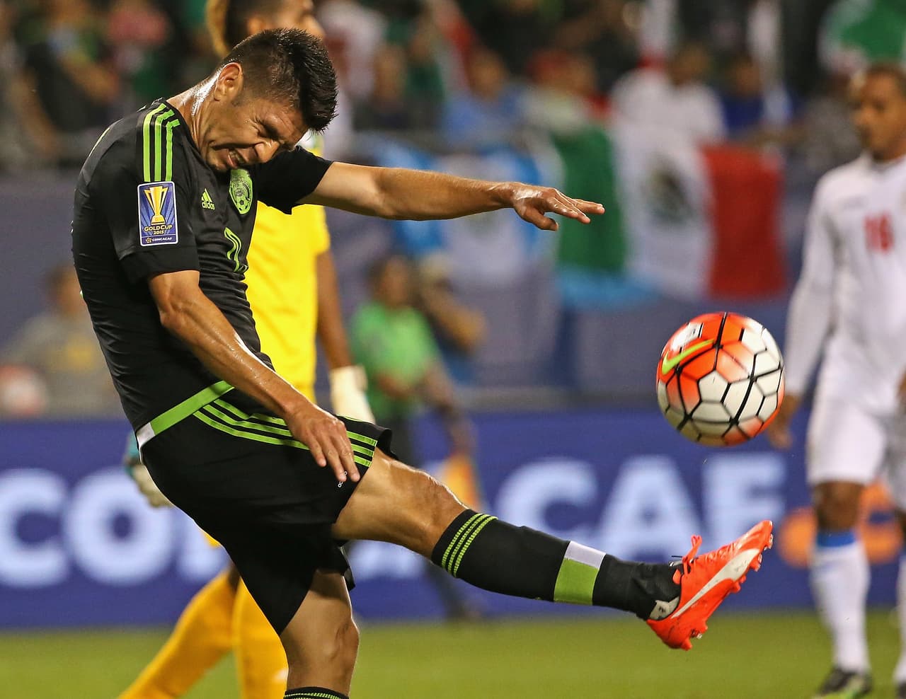 Oribe Peralta se despachó con la cuchara grande ante Cuba y después ha ido a menos, pero nadie puede confiarse del delantero mexicano que con su entrega siempre lidera al ataque azteca.