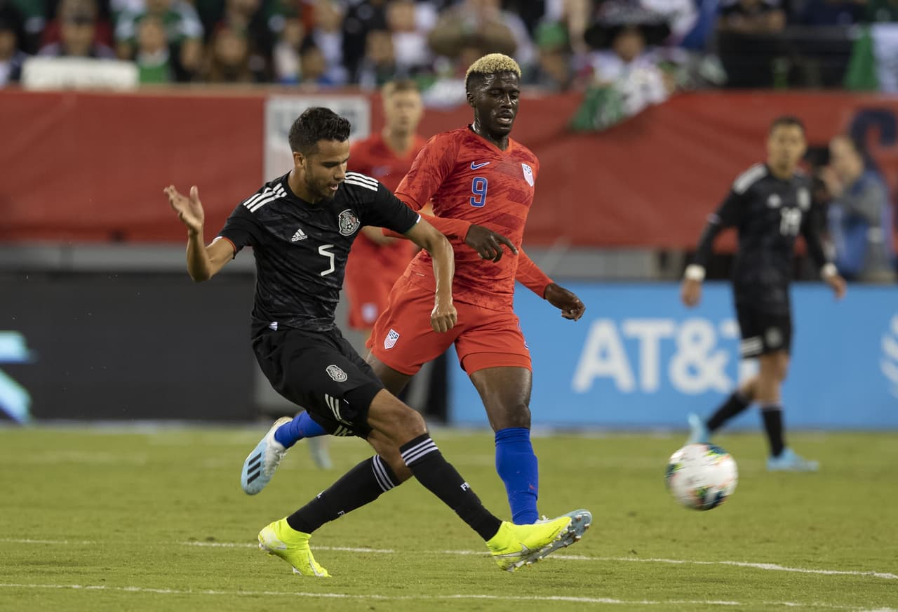 Con goles de Chicharito Hernández, Érick Gutiérrez y Uriel Antuna, México vence 3-0 al equipo de las barras y las estrellas; Orozco atajó un penal.