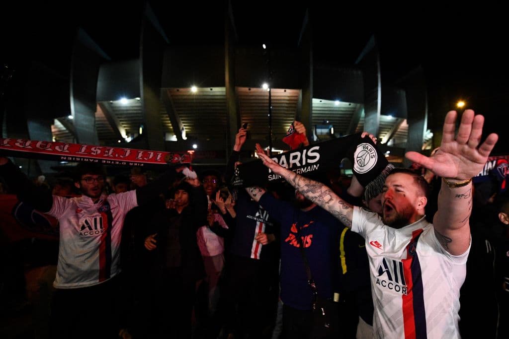 Con cantos, banderas y mucho ambiente, así fue el recibimiento del equipo.