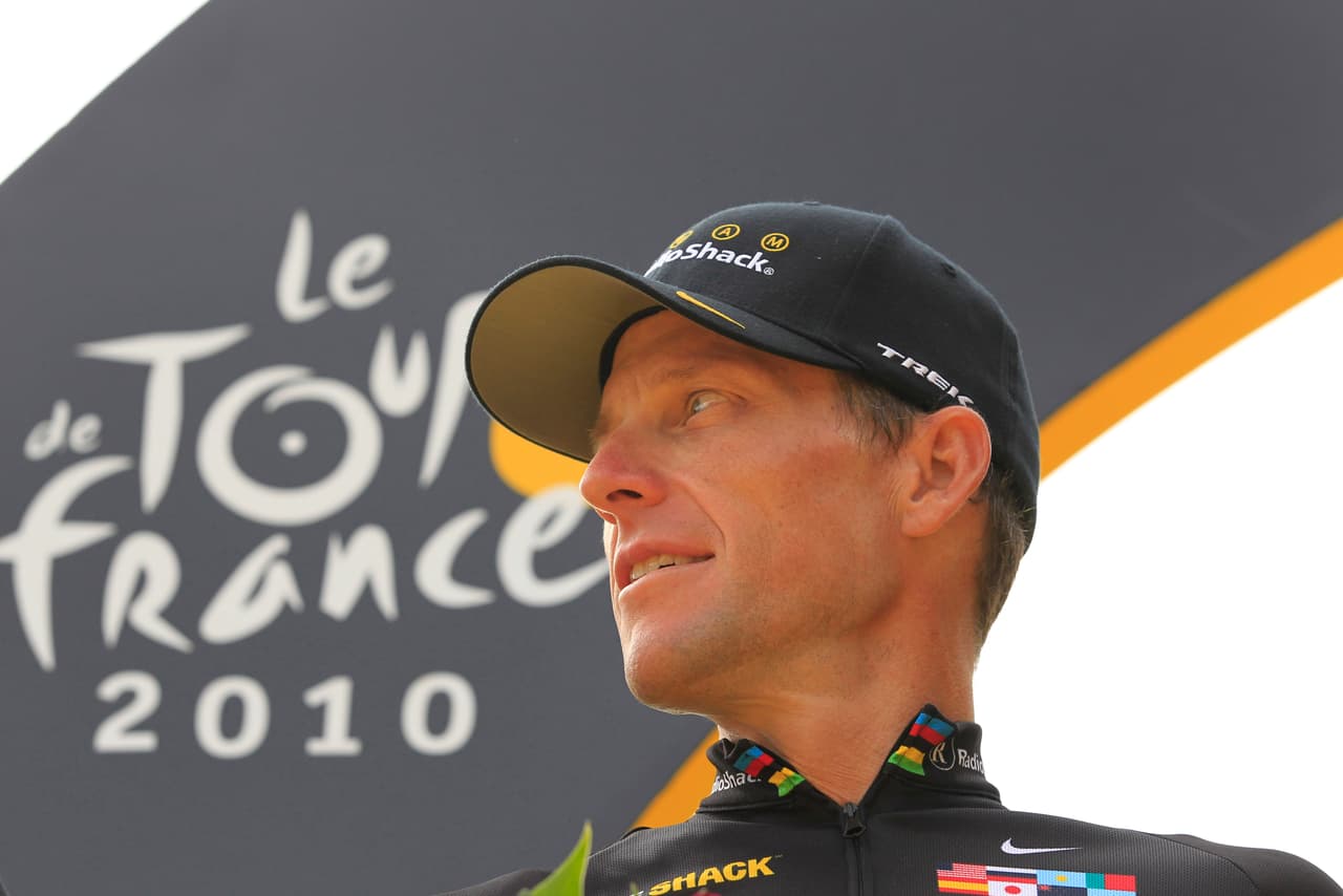 <b>Lance Armstrong</b>
<br>El ciclista americano, después de vencer al cáncer y triunfar en el Tour de France del 2005 anunció su retiro. En 2009 regresó para competir en dos eventos más, sin embargo todo se vino abajo tras admitir que usaba sustancias prohibidas para mejorar su rendimiento.