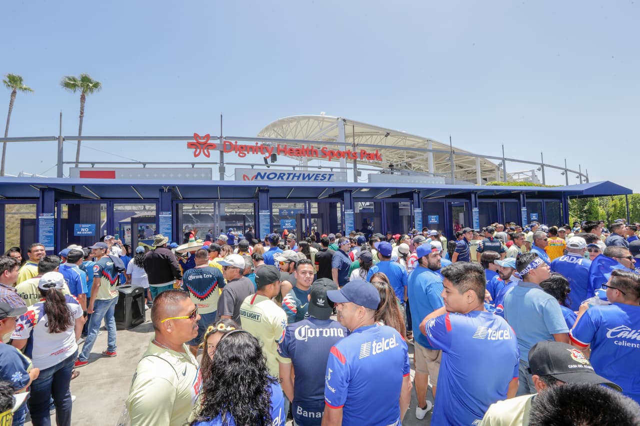Con este gran ambiente y colorido, los apasionados fans de Necaxa y Cruz Azul, le dieron la bienvenida a sus amados clubes previo a que disputaran la Supercopa MX, que congrega a los dos pasados monarcas de las ediciones recientes de la Copa MX en un trofeo que desata pasiones. Así se vivió el color antes del arranque del cotejo en Los Ángeles.