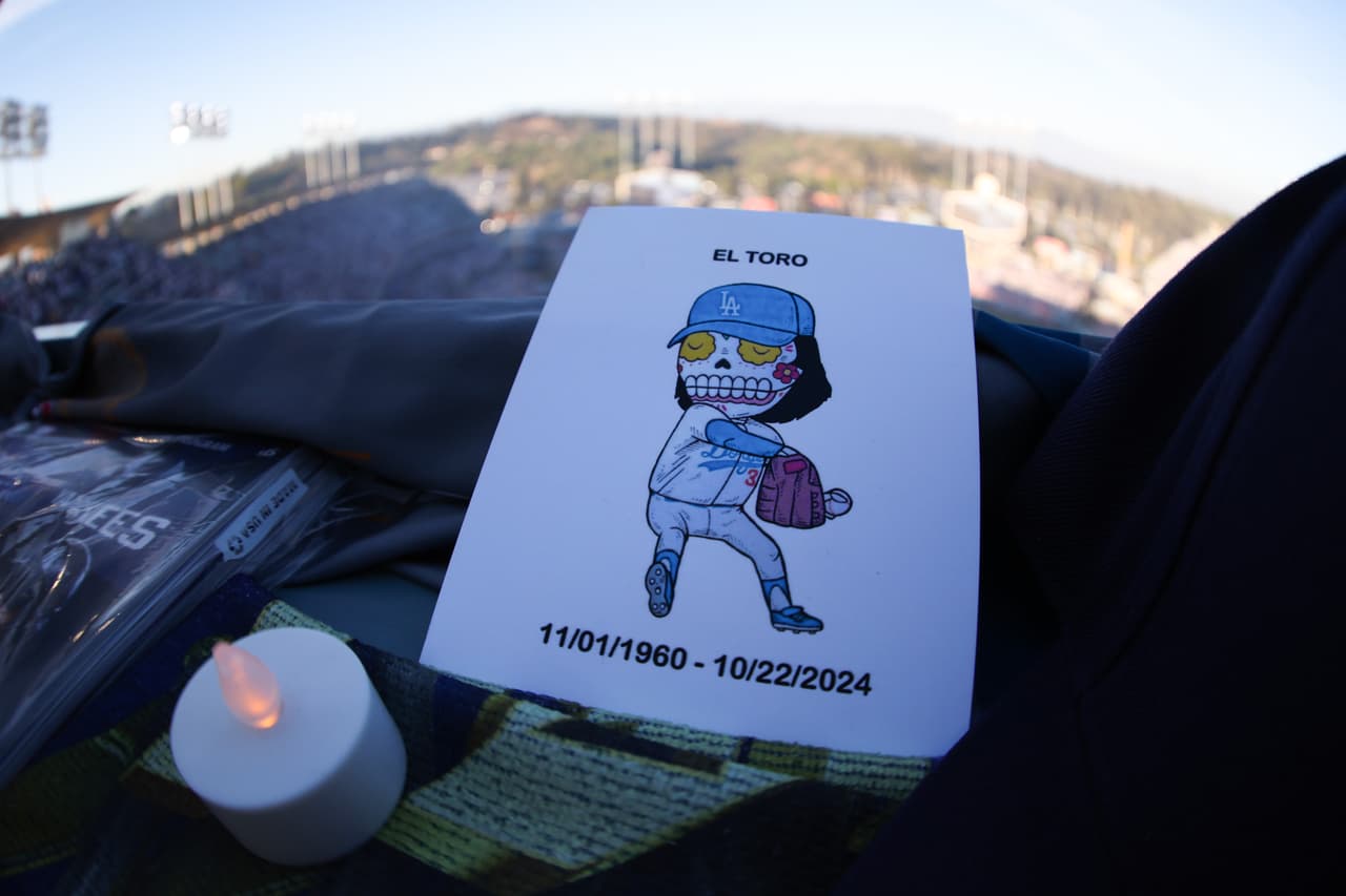 Un tributo a Fernando Valenzuela con una imagen muy popular de la celebración del Día de Muertos en México.