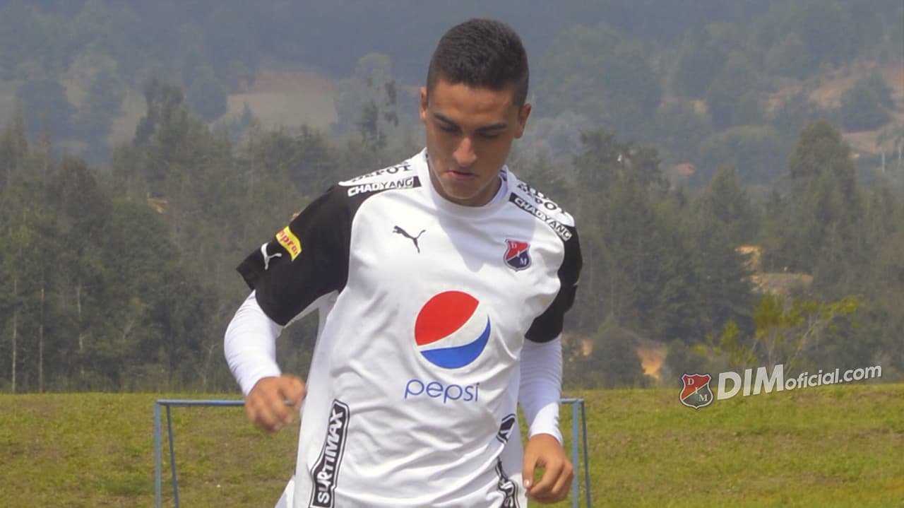 Jugando allí fue que el DIM se fijó en él, en el año 2013 y lo llevó a sus divisiones menores.