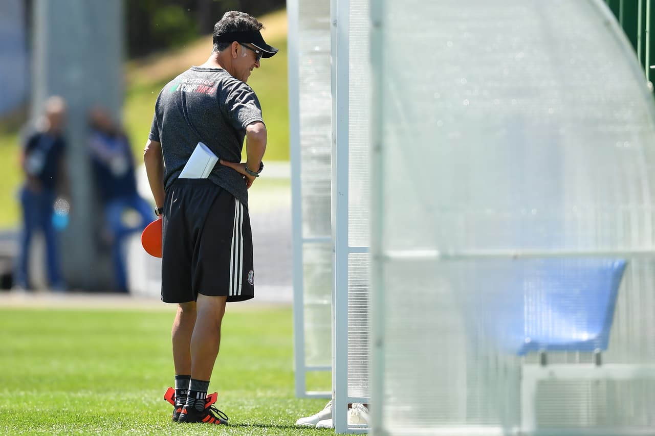 Juan Carlos Osorio, entre sus mensajes de optimismo para el grupo, analiza las mejores opciones para buscar que en los próximos dos partidos México no solo llegue a octavos sino lo haga como líder.