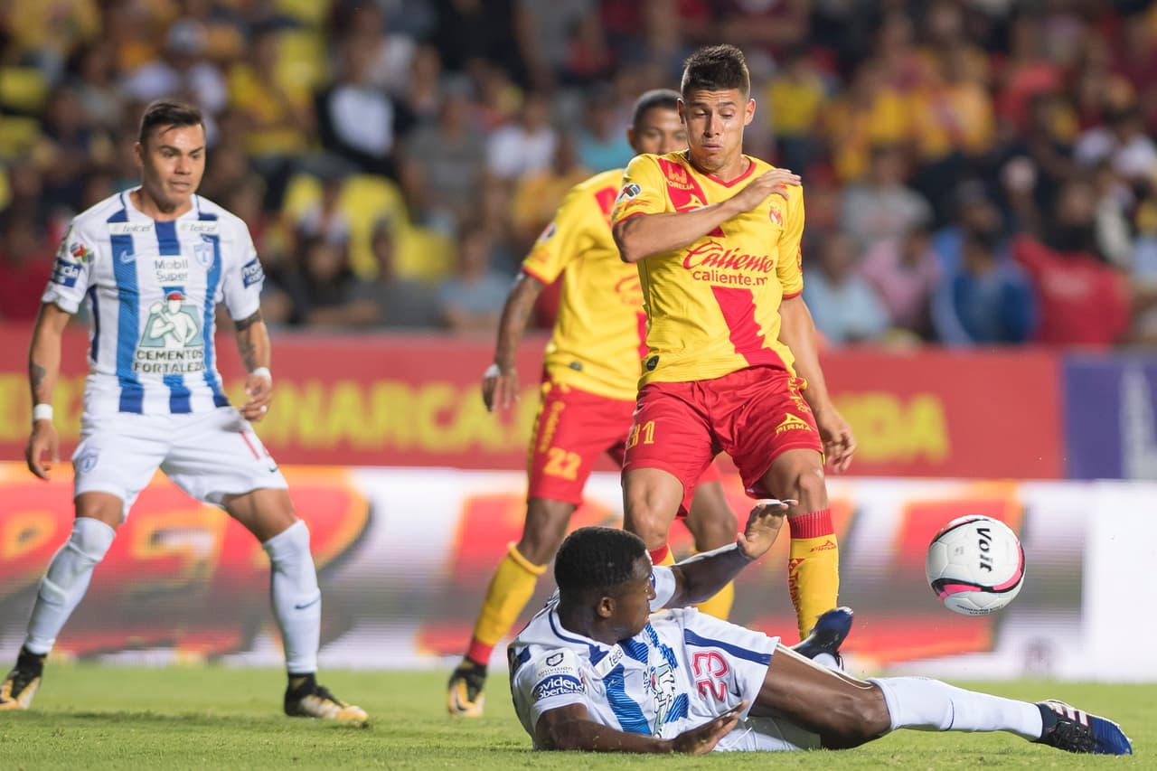 Los primeros minutos del juego fueron de pocas emociones. Ambas escuadras salieron al campo sin arriesgar mucho.