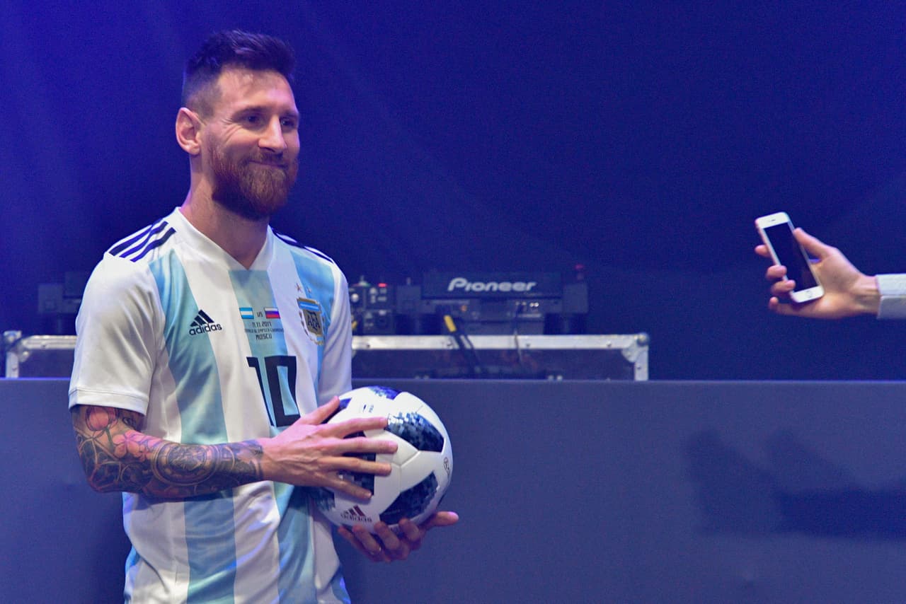 Con la playera de Argentina, la cual se estrenará este viernes en el amistoso ante Rusia, Messi saltó al escenario.