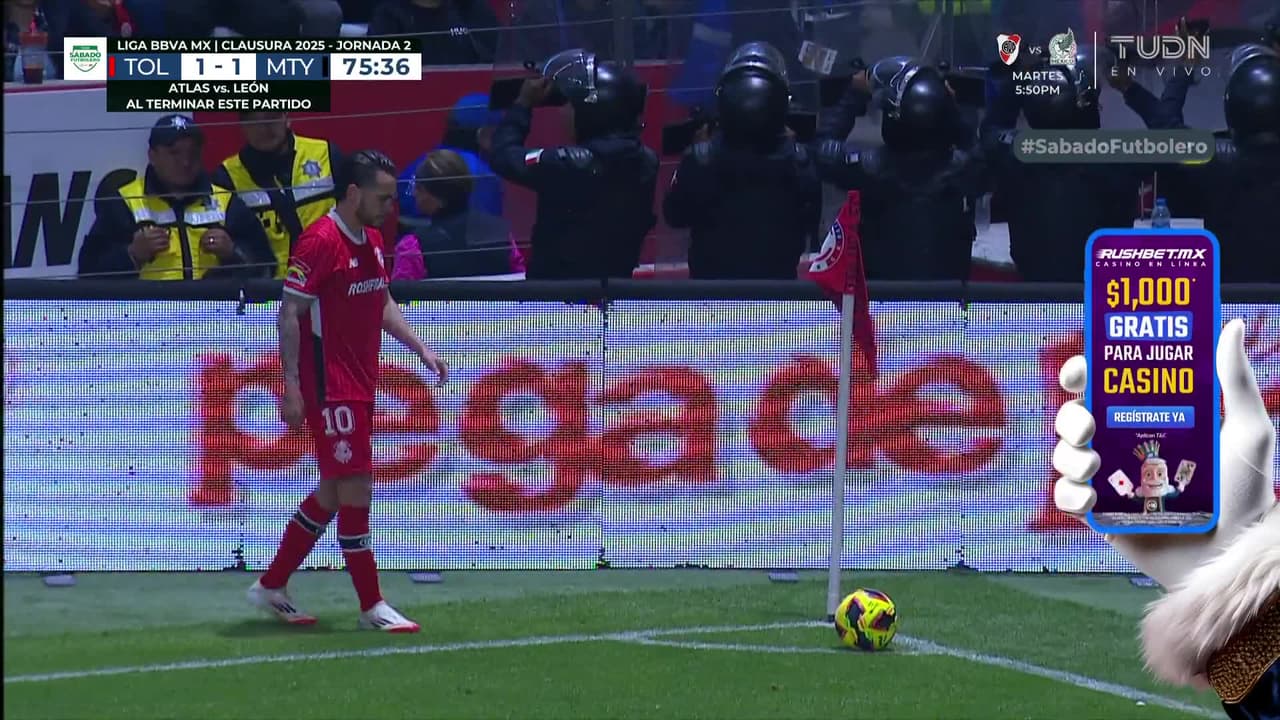 ¡Enorme atajada de Andrada! El portero de Rayados evita la caída de su marco