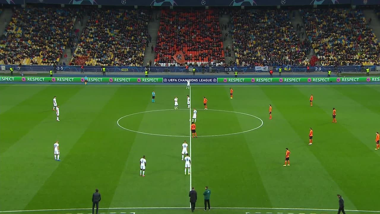 Arranca el partido y la pelota está en juego.