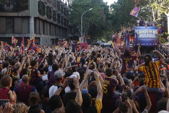 Los jugadores Blaugranas recorrieron las calles de Barcelona y después llegaron al Camp Nou para celebrar su quinta Champions League